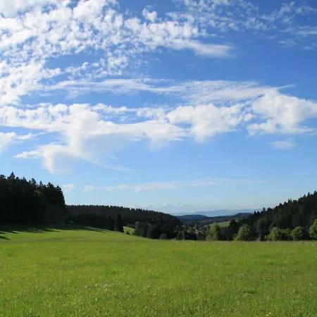 Сasa de vacaciones Cozy Farmhouse In With Meadows Near