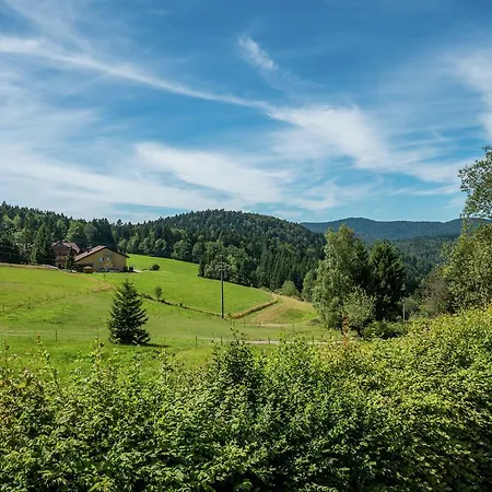 Сasa de vacaciones Cozy Farmhouse In With Meadows Near *